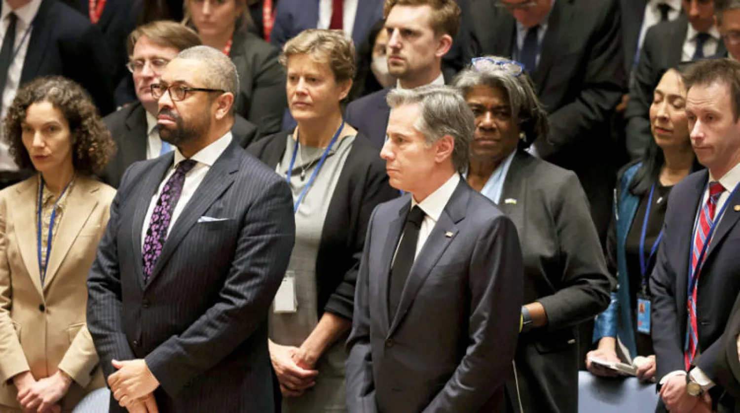 وزير الخارجية الأمريكي مع نظيره البريطاني خلال دقيقة صمت في ذكرى الحرب في مجلس الأمن أمس (أ.ف.ب)