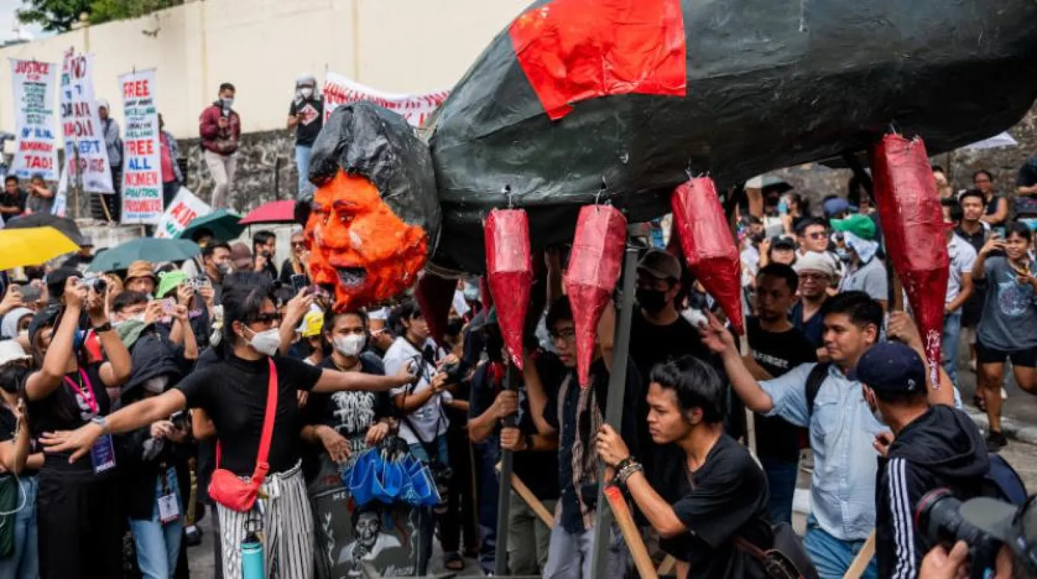 Manila'daki göstericiler, mevcut Filipinler Devlet Başkanı Ferdinand Marcos Jr. ve başkan yardımcısı Sarah Duterte Carpio'yu temsil eden iki maket taşıyor (Reuters)
