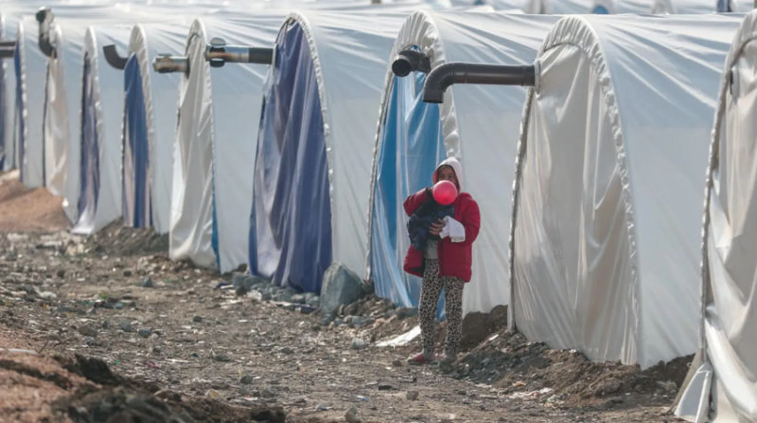 طفل في مخيم للذين فقدوا منازلهم بالزلزال في هاتاي أول من أمس (إ.ب.أ)