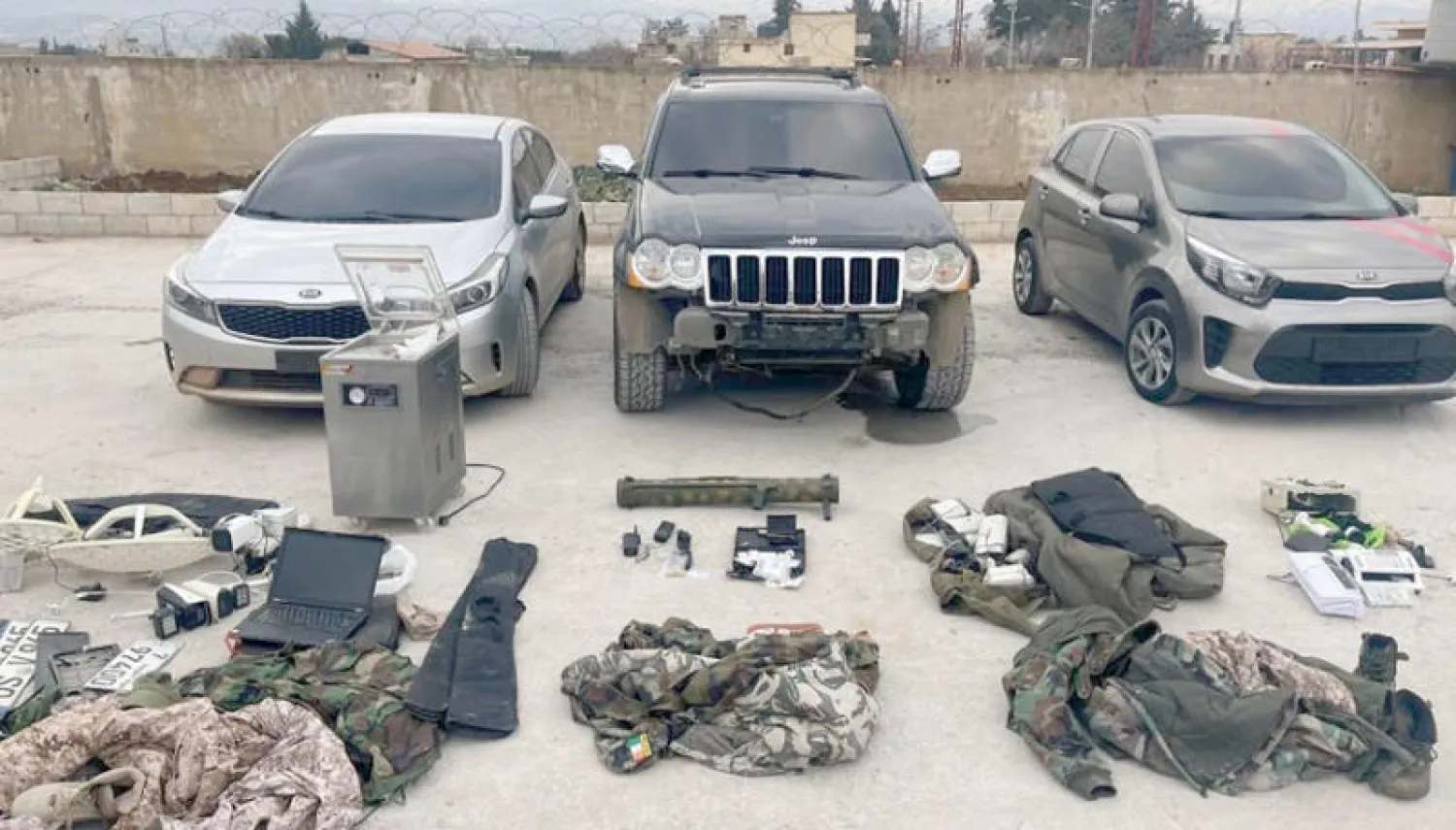 سيارات مسروقة وأسلحة وذخائر صادرها الجيش اللبناني خلال حملاته في منطقة البقاع (مديرية التوجيه في الجيش)