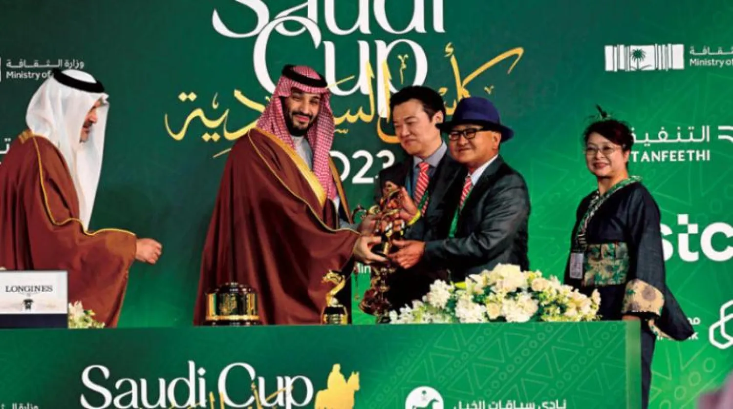 Suudi Arabistan Veliaht Prensi ve Başbakan Muhammed bin Selman, Japon takımına kupa takdim ederken (Fotoğraf: Beşir Salih)