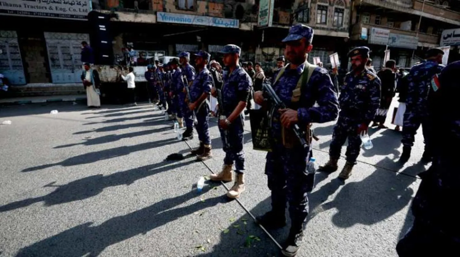 حوثيون في صنعاء يحرسون تظاهرة دعا إليها زعيم الجماعة (إ.ب.أ)