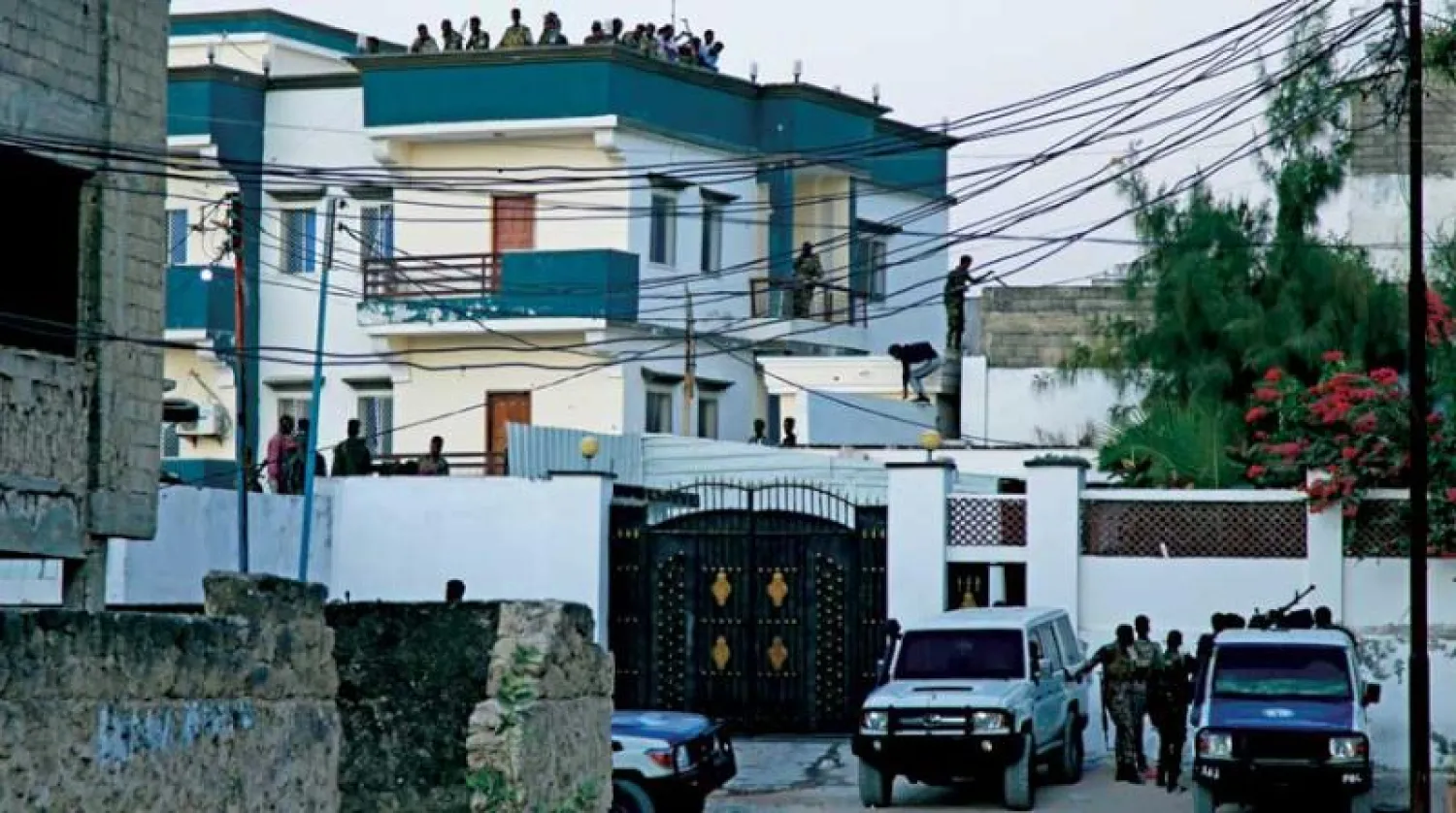 قوات الأمن الصومالية تؤمِّن موقع هجوم مسلح على مبنى في العاصمة مقديشو (رويترز)