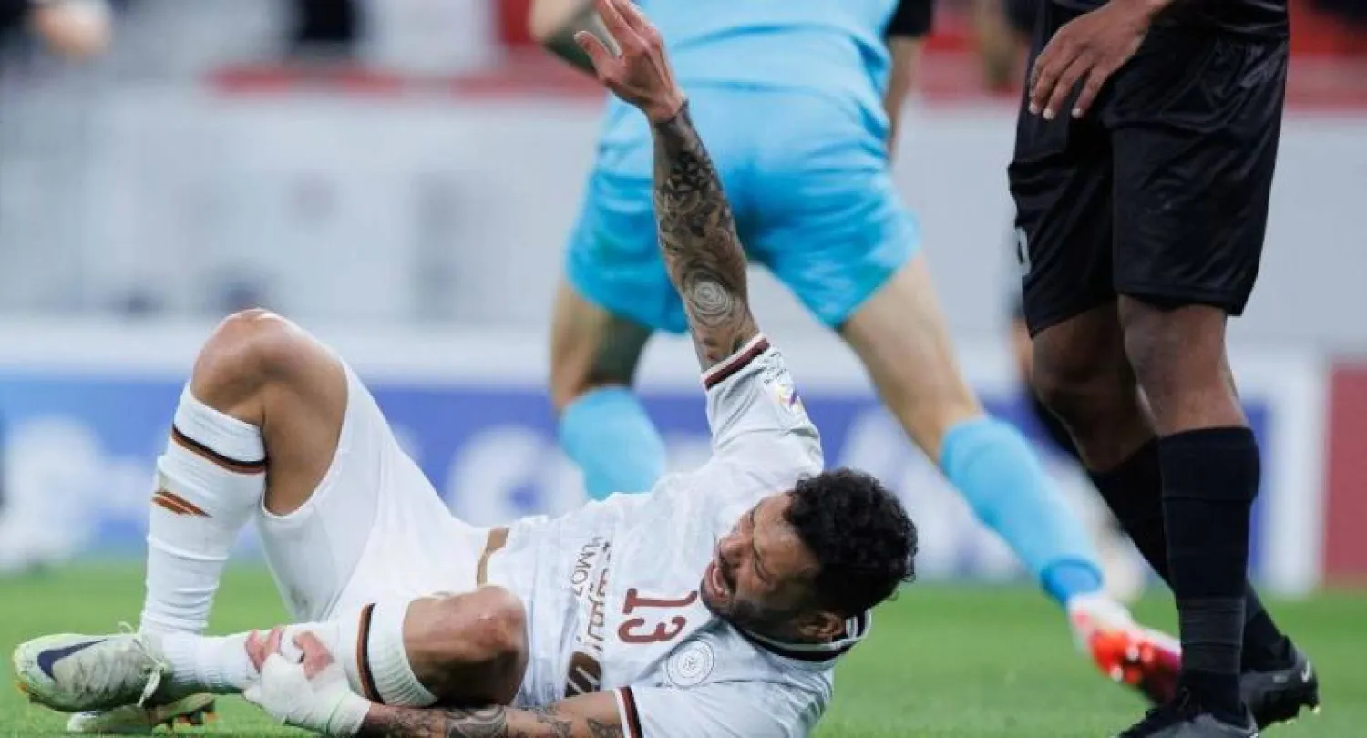 جونيور متألماً من الإصابة خلال مباراة الدحيل الآسيوية (تصوير: عبد الله الفالح)