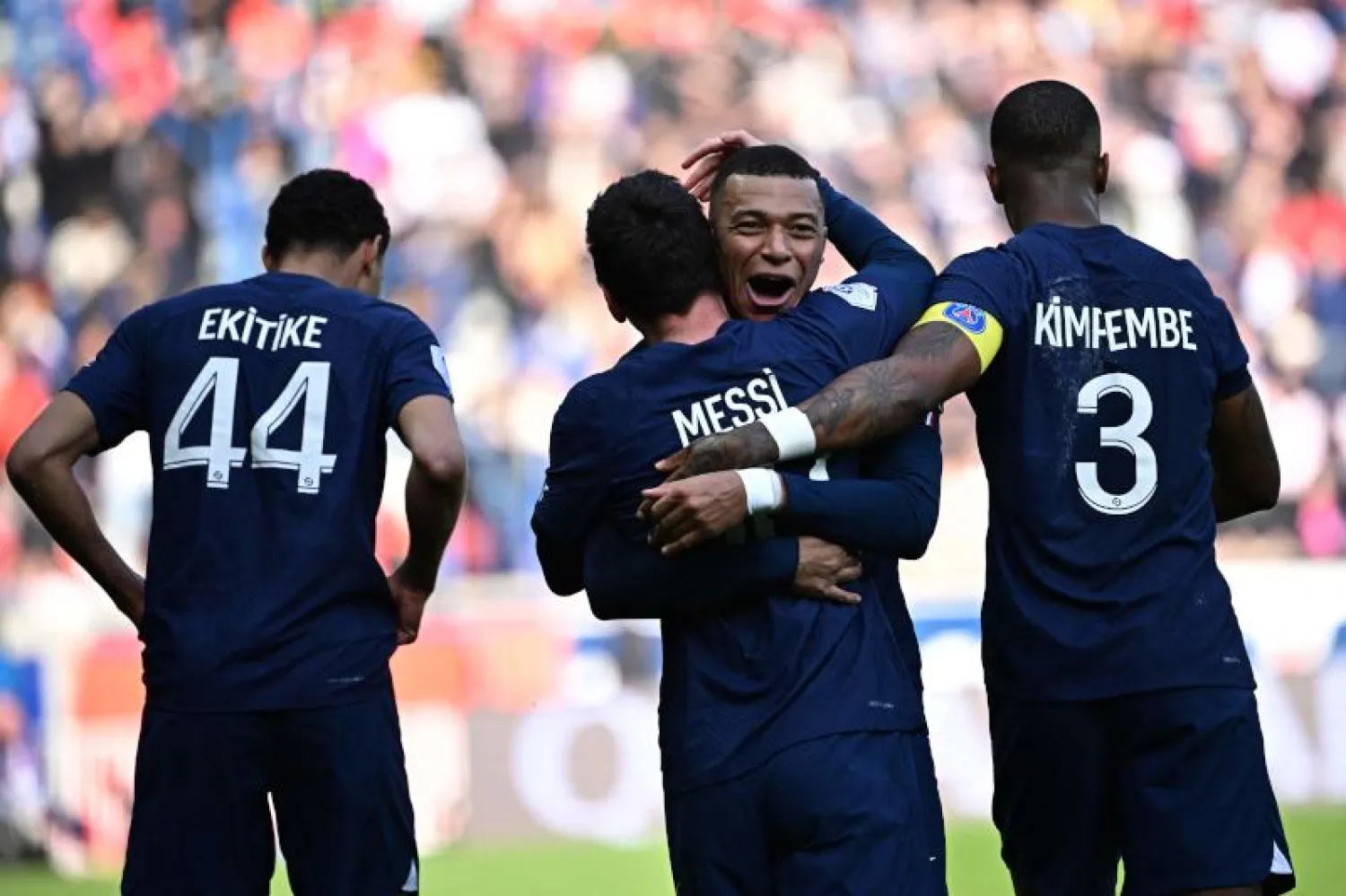 ميسي مرشح للفوز بالجائزة وسط منافسة مبابي (أ.ف.ب)