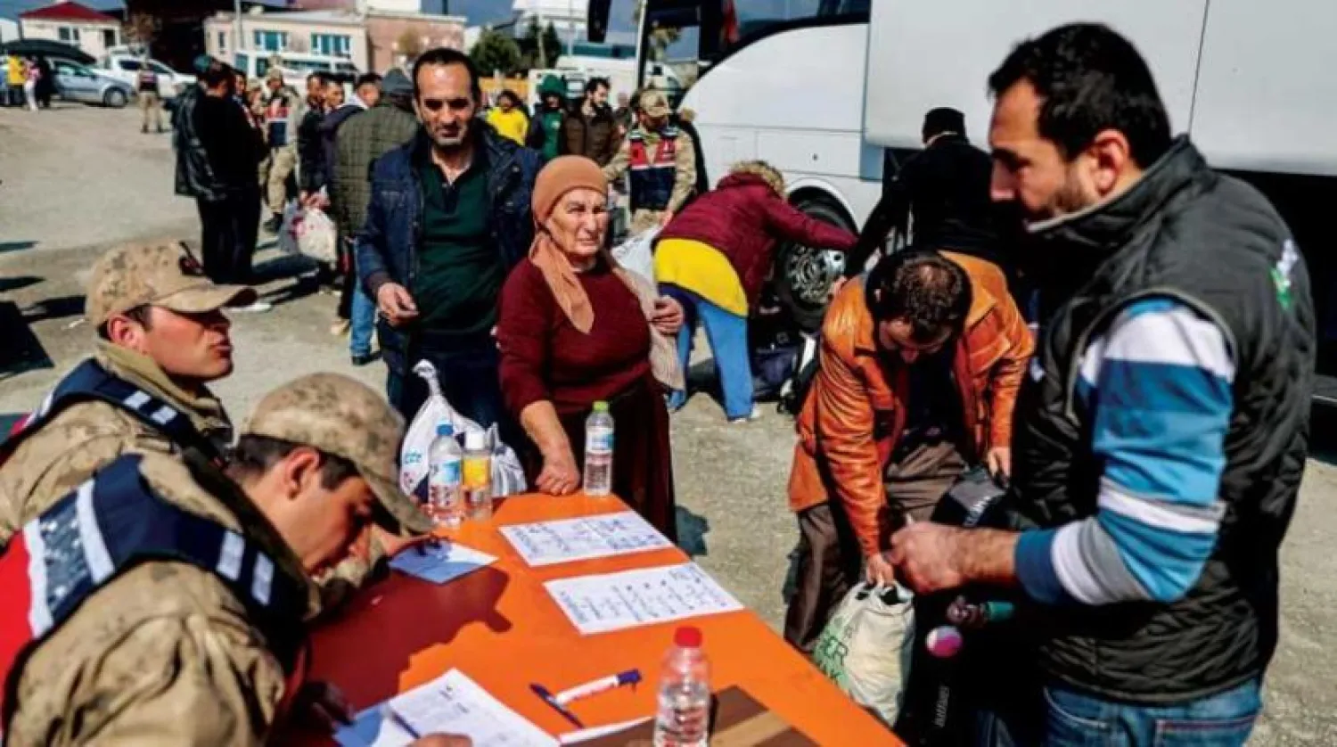 Hatay’daki depremzedeler diğer bölgelere nakledilmeleri için prosedürlerin tamamlanmasını bekliyor (EPA)