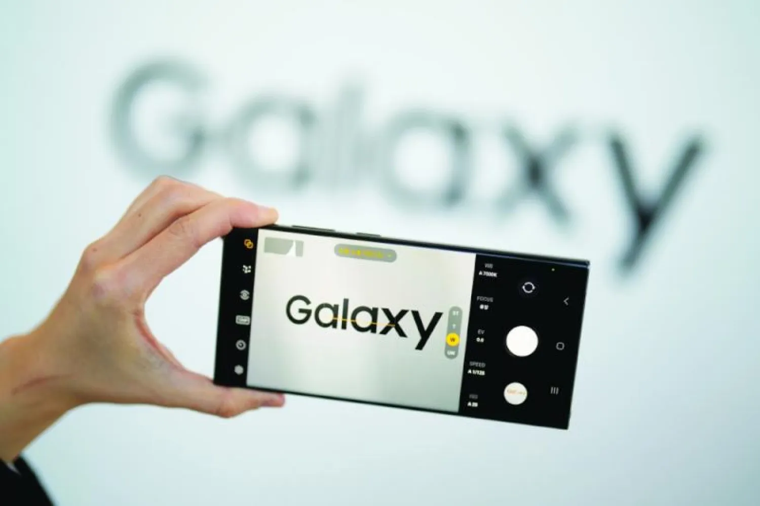 امرأة تستعرض الهاتف الذكي الجديد سامسونغ (أ.ب)