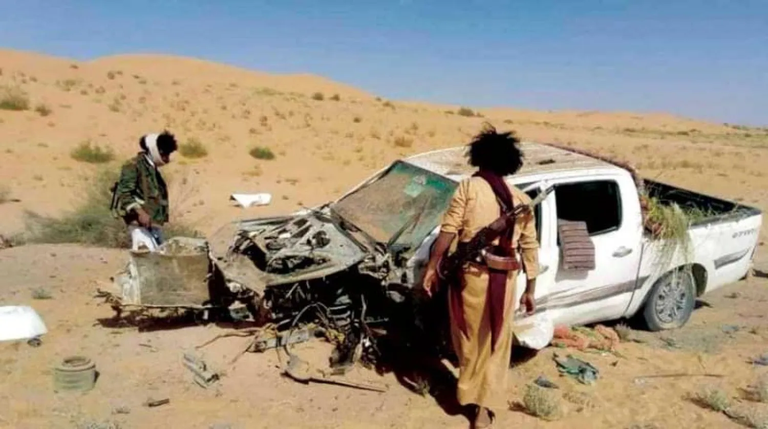 سيارة مدنية في طريق صحراوي تعرضت لانفجار لغم زرعه الحوثيون (تويتر)
