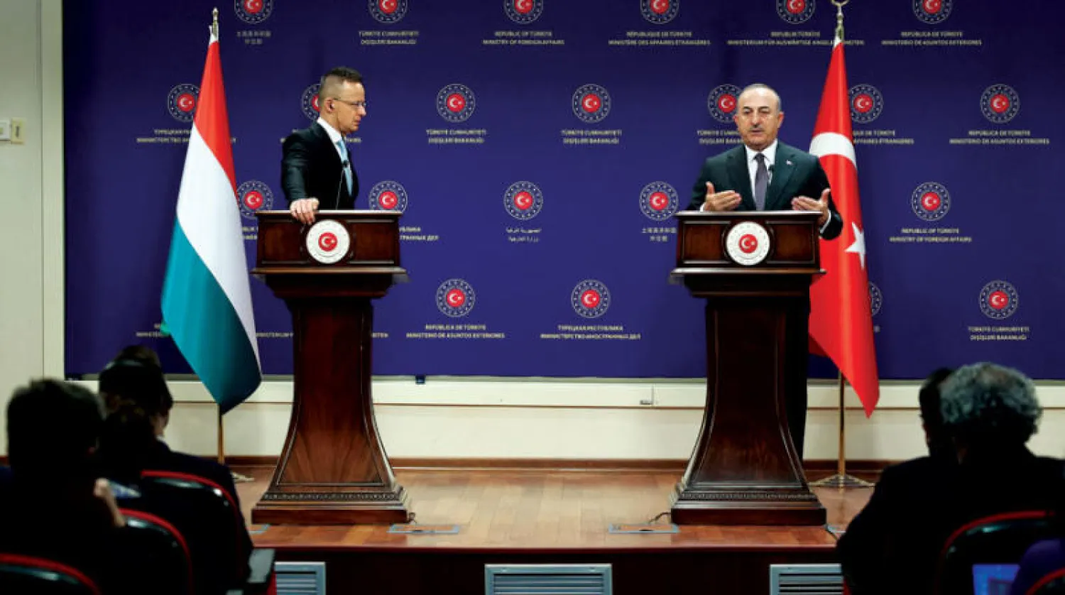 وزير الخارجية التركي مولود جاويش أوغلو في مؤتمر صحافي مع نظيره المجري بيتر سيارتو بأنقرة أمس (أ.ف.ب)