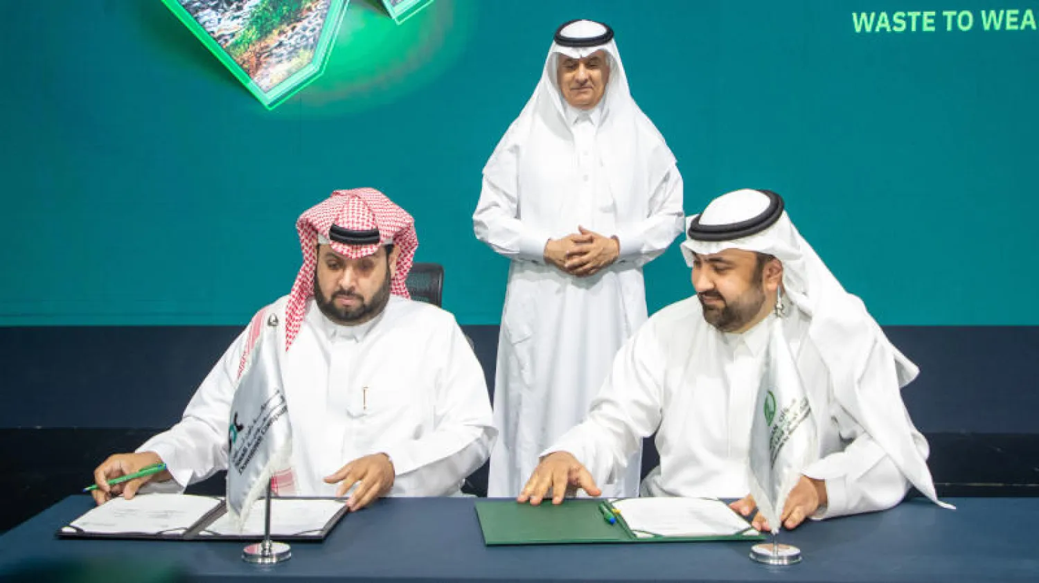 جانب من توقيع مذكرة التفاهم بين «موان» و«داون تاون» السعودية الهادفة لتحقيق الاستدامة البيئية (الشرق الأوسط)