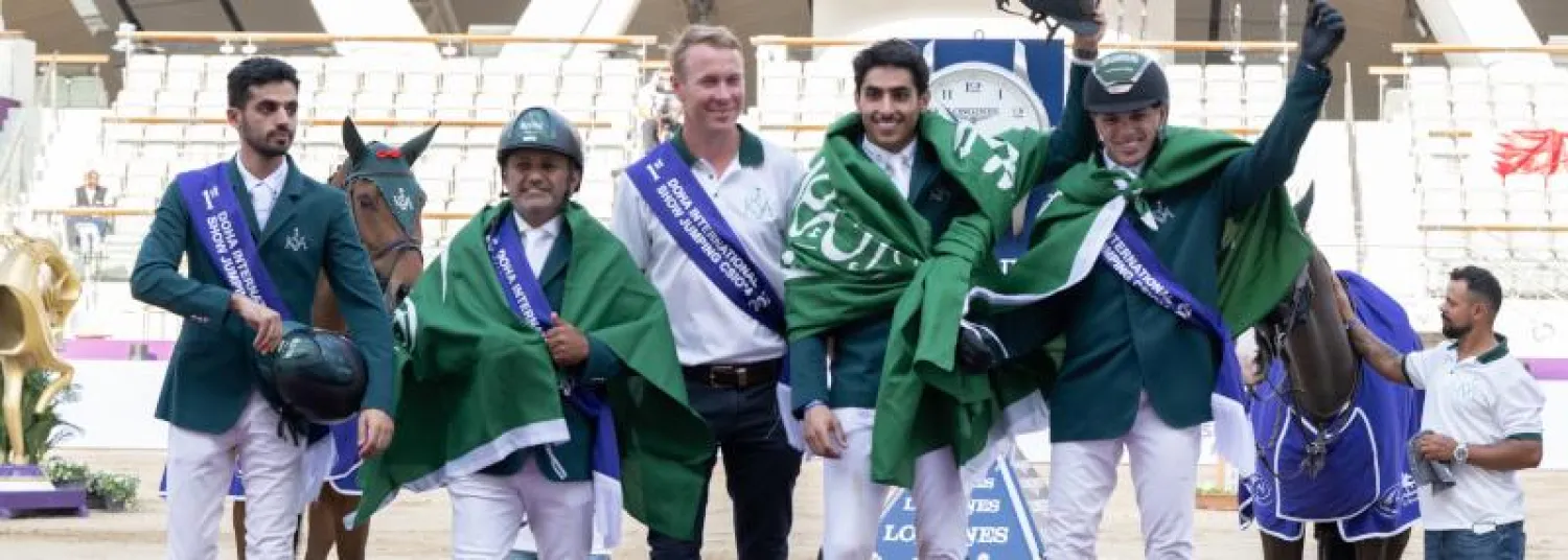 منتخب قفز الحواجز في لقطة احتفالية بعد الإنجاز الجديد (الشرق الأوسط)