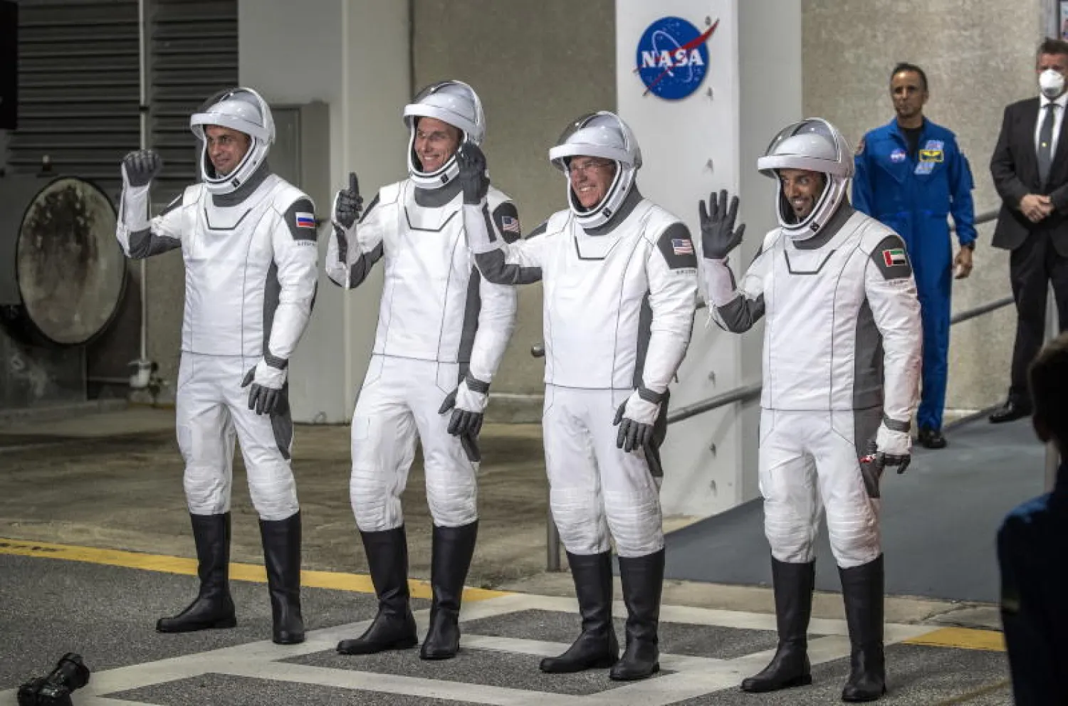 طاقم مهمة «كرو 6» (إ.ب.أ)