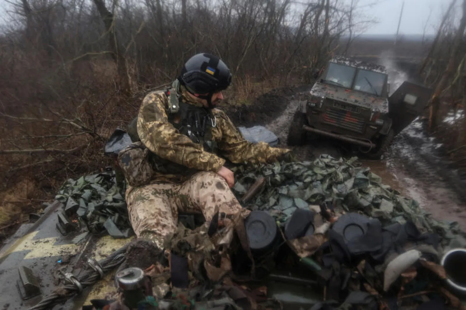 جندي أوكراني على متن عربة عسكرية قرب باخموت (رويترز)
