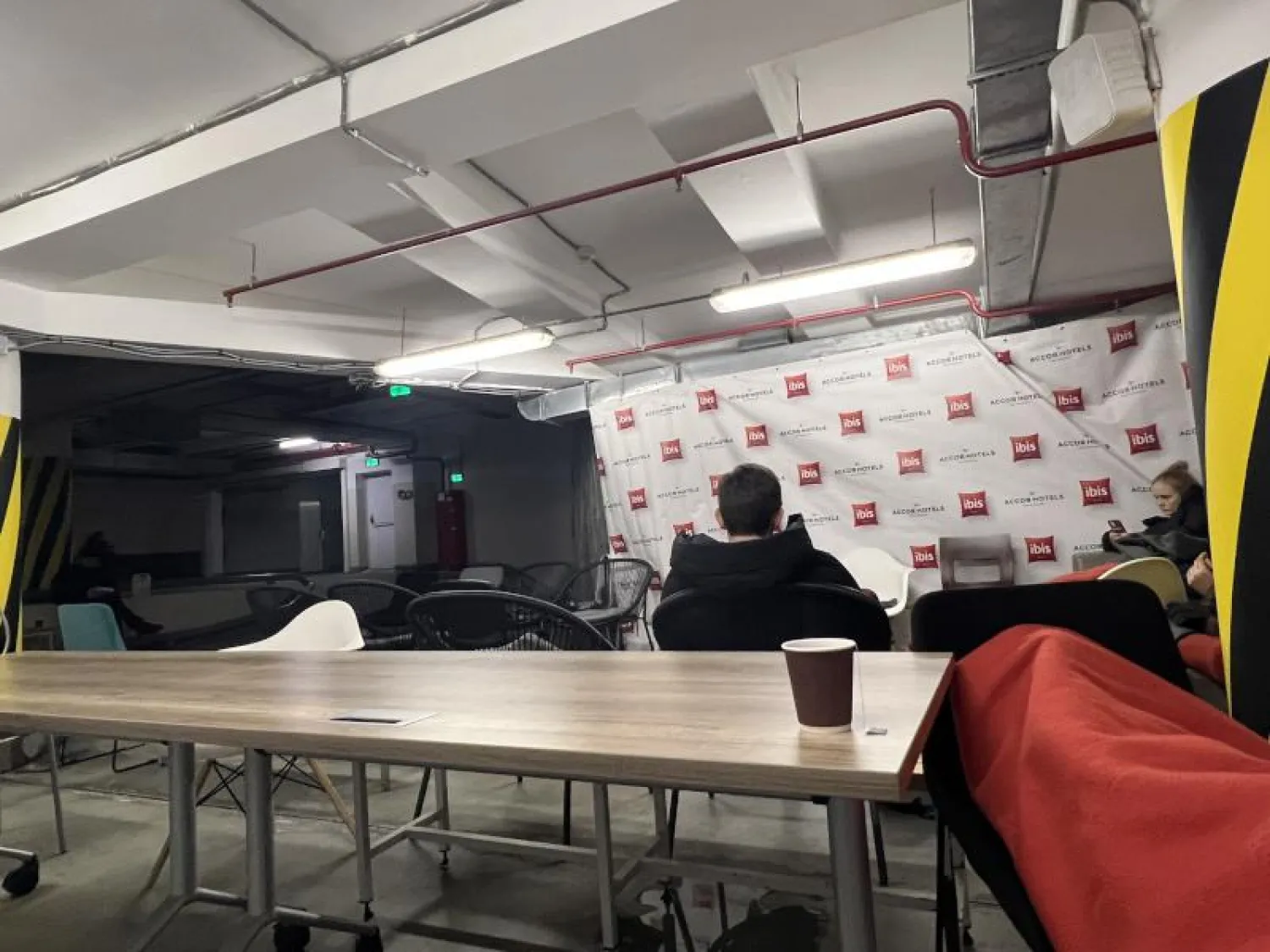 أوكرانيون في أحد ملاجئ كييف (الشرق الأوسط)