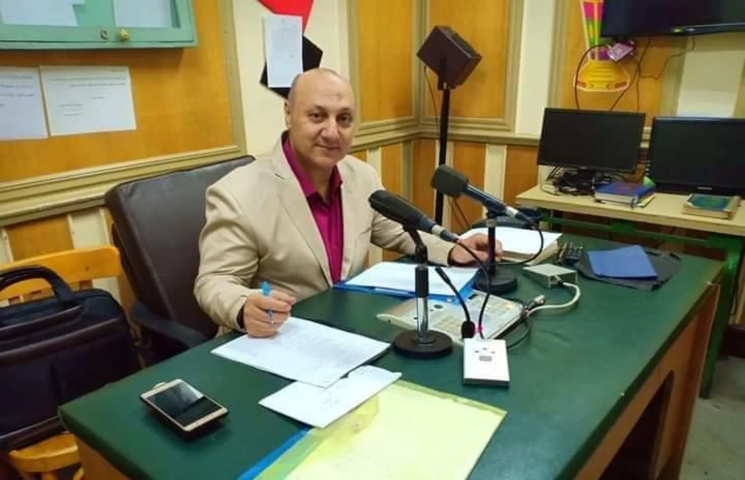 شحاتة العرابي في مكتبه بالإذاعة المصرية (صفحته على «فيسبوك»)