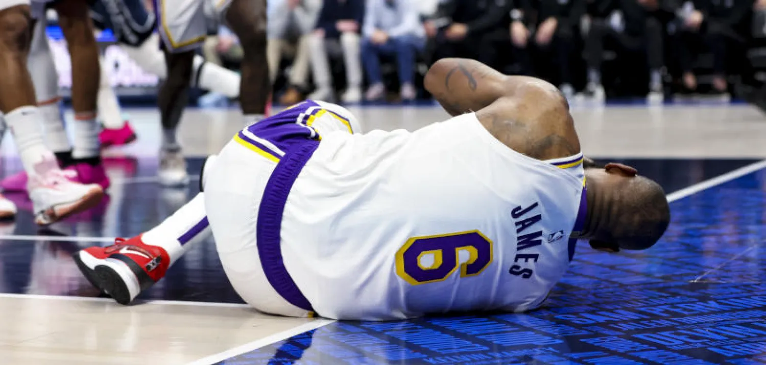 نجم لوس انجليس ليكرز جيمس يواجه خطر الغياب عدة اسابيع(رويترز)