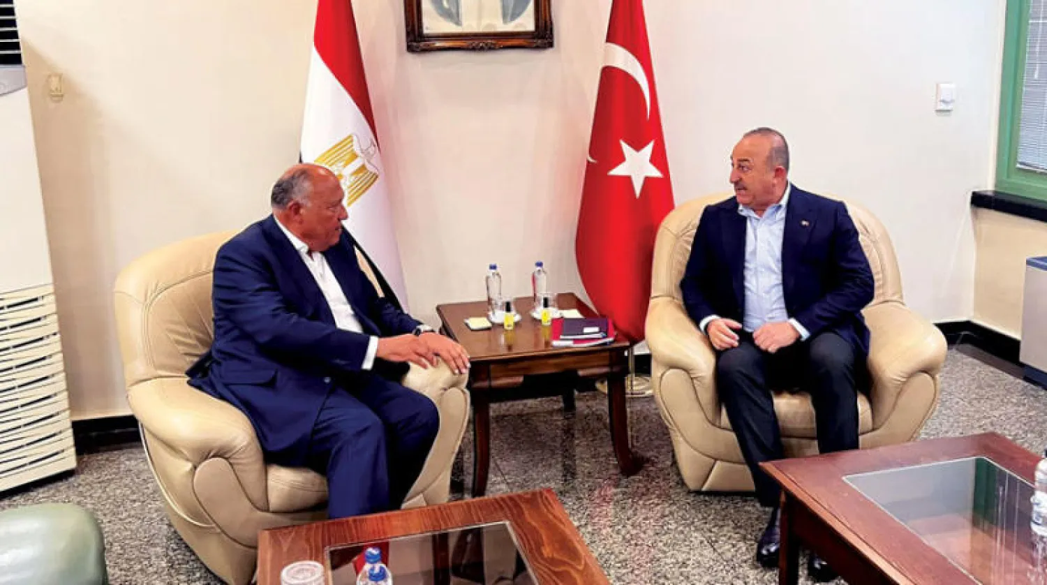 صورة قدمتها وزارة الخارجية المصرية تُظهر وزير الخارجية التركي مولود جاويش أوغلو (يمين) لدى استقباله وزير الخارجية المصري سامح شكري خلال زيارة الأخير لتركيا الاثنين (إ.ب.أ)