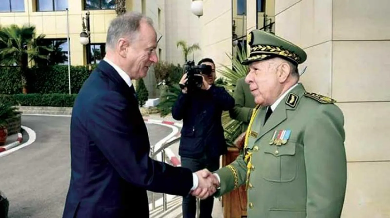 المسؤول الروسي نيكولاي باتروشيف خلال لقائه الفريق سعيد شنقريحة (وزارة الدفاع الجزائرية)