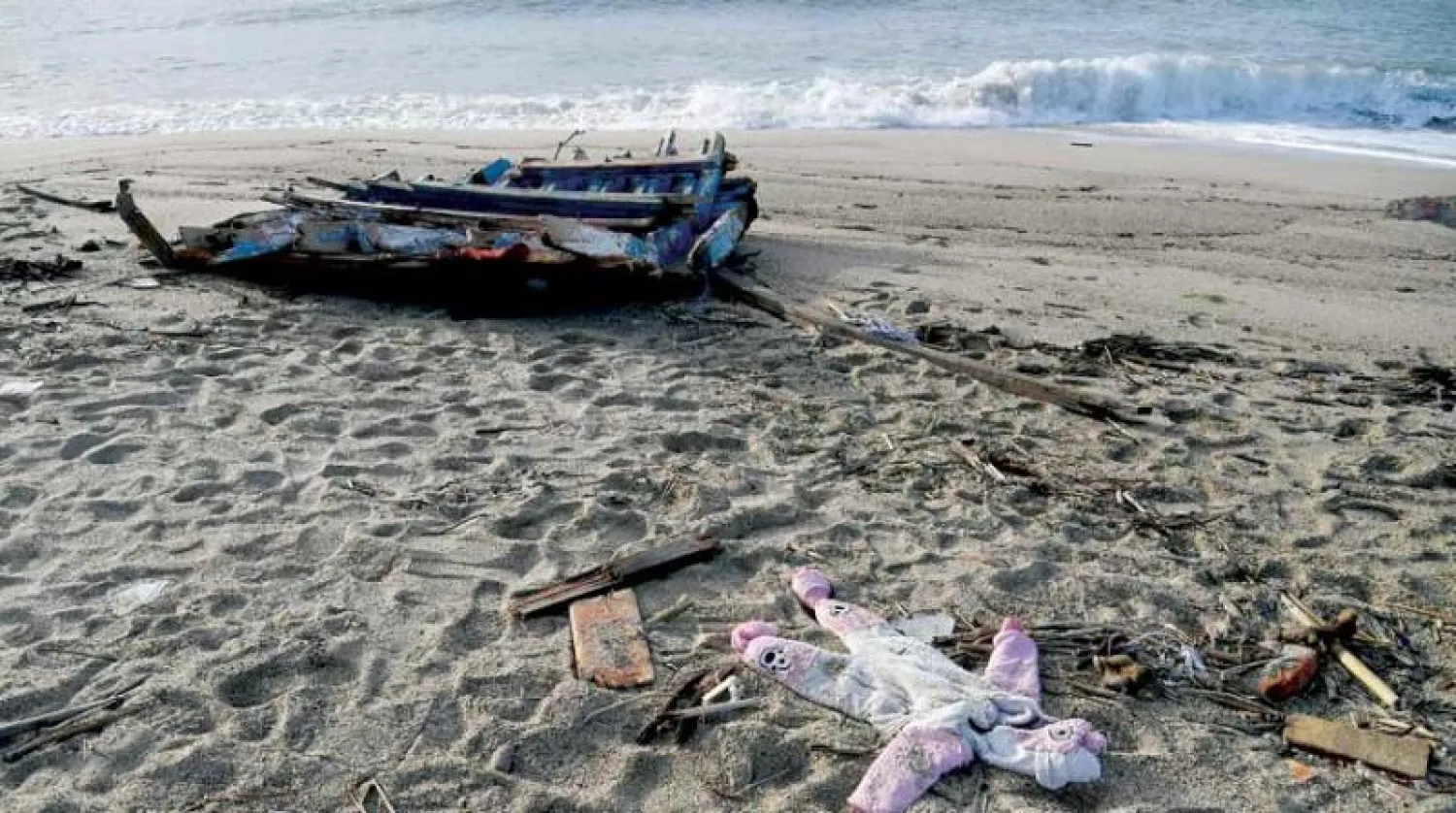 ثوب طفل وقطع خشب جرفتها الأمواج أمس بعد يومين من غرق سفينة مهاجرين بمنطقة كالابريا (أ.ف.ب)