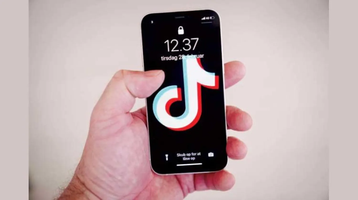 بث حي عبر شبكة «تيك توك» (أ.ف.ب)