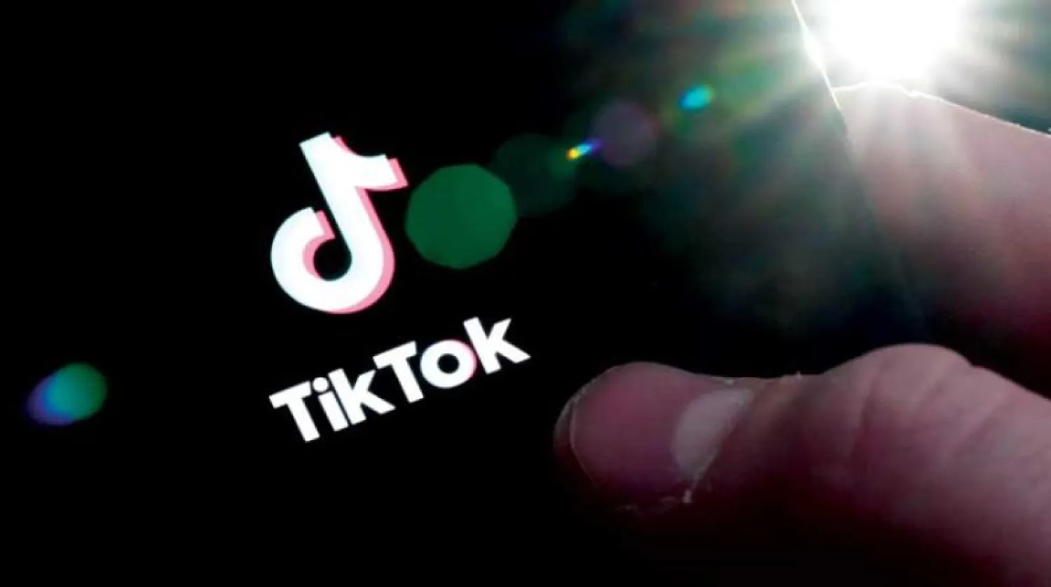 تطبيق «تيك توك» على هاتف خليوي (أ.ب)