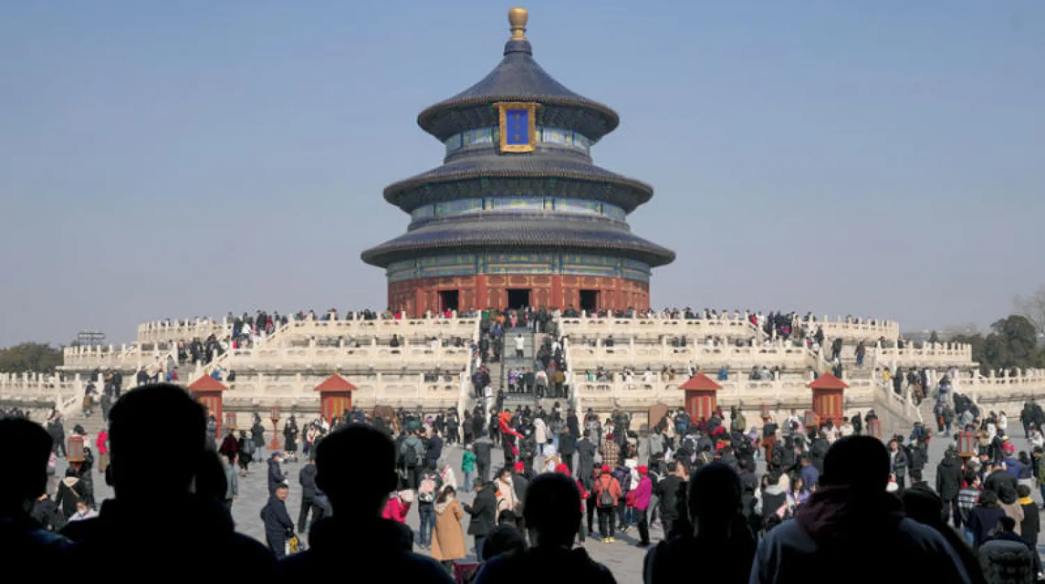 يتدفق الزوار إلى المواقع السياحية الصينية بعد أن رفعت السلطات الحظر عن التجمعات العامة مما يرفع الطلب على الوقود - 26 فبراير 2023 (أ.ب)
