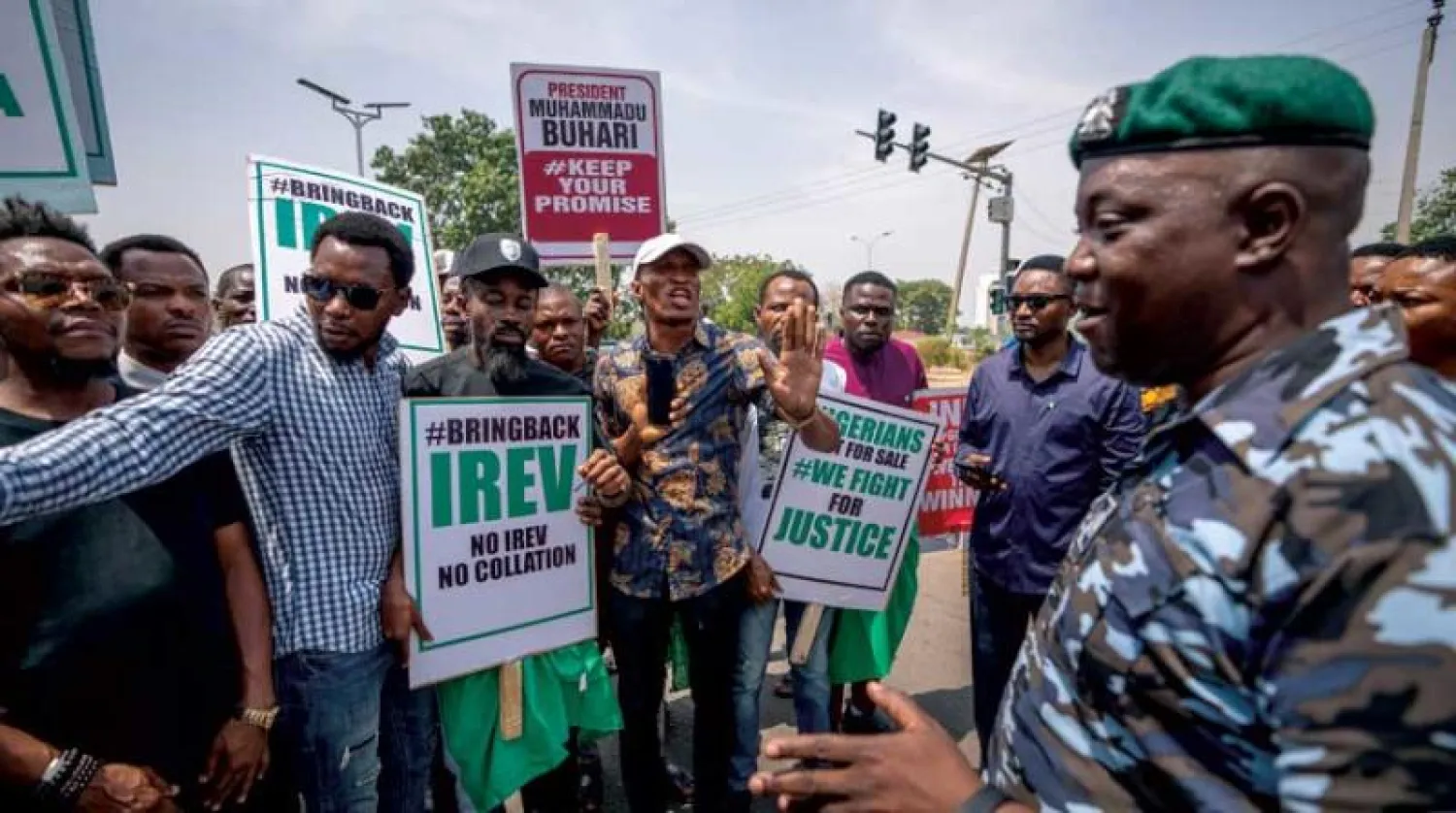 نيجيريون يحتجون على أداء مفوضية الانتخابات في أبوجا أمس (أ.ب)