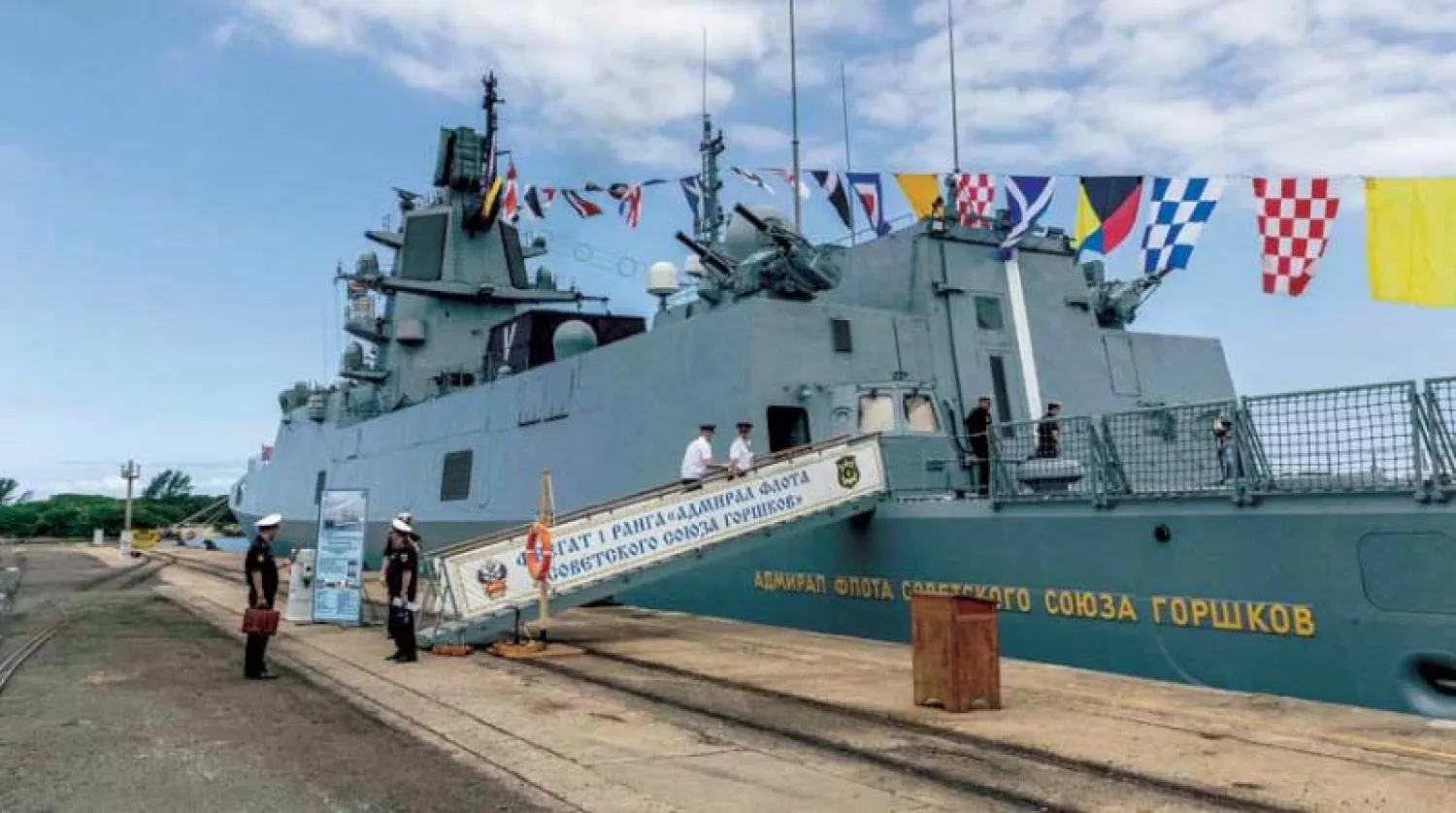 فرقاطة روسية راسية في ميناء «ريتشاردز باي» في 22 فبراير (أ.ف.ب)