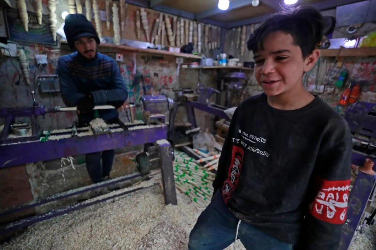 الطفل حيدر كرار يعمل في ورشة نجارة بالعاصمة العراقية بغداد (أ.ف.ب)