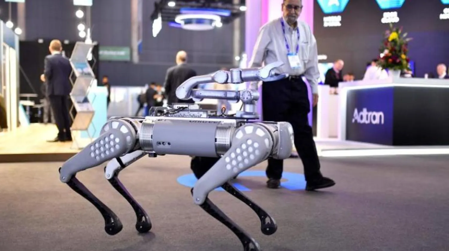 Bugün Barselona'da düzenlenen Mobil Dünya Kongresi'nde (MWC) köpek şeklindeki B1 robotu sergilendi. (AFP)