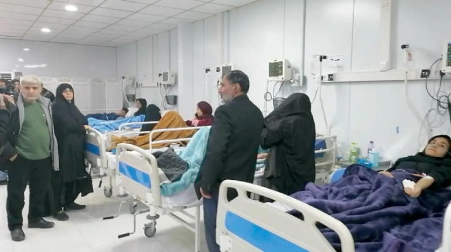 Geçen ay Kum'da bir okulda zehirlenen kız çocukları hastanede tedavi görüyor (IRNA)