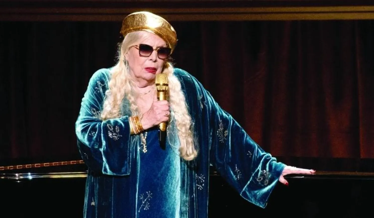 المغنية وكاتبة الأغاني جوني ميتشل خلال حفل في واشنطن (أ.ف.ب)