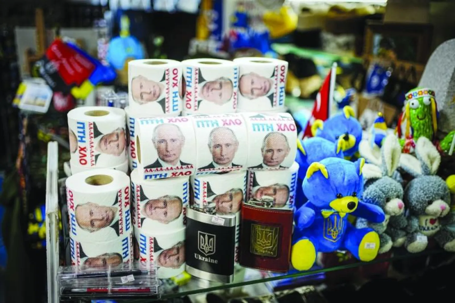 ورق تواليت عليه صورة الرئيس الروسي معروض للبيع (د.ب.أ)