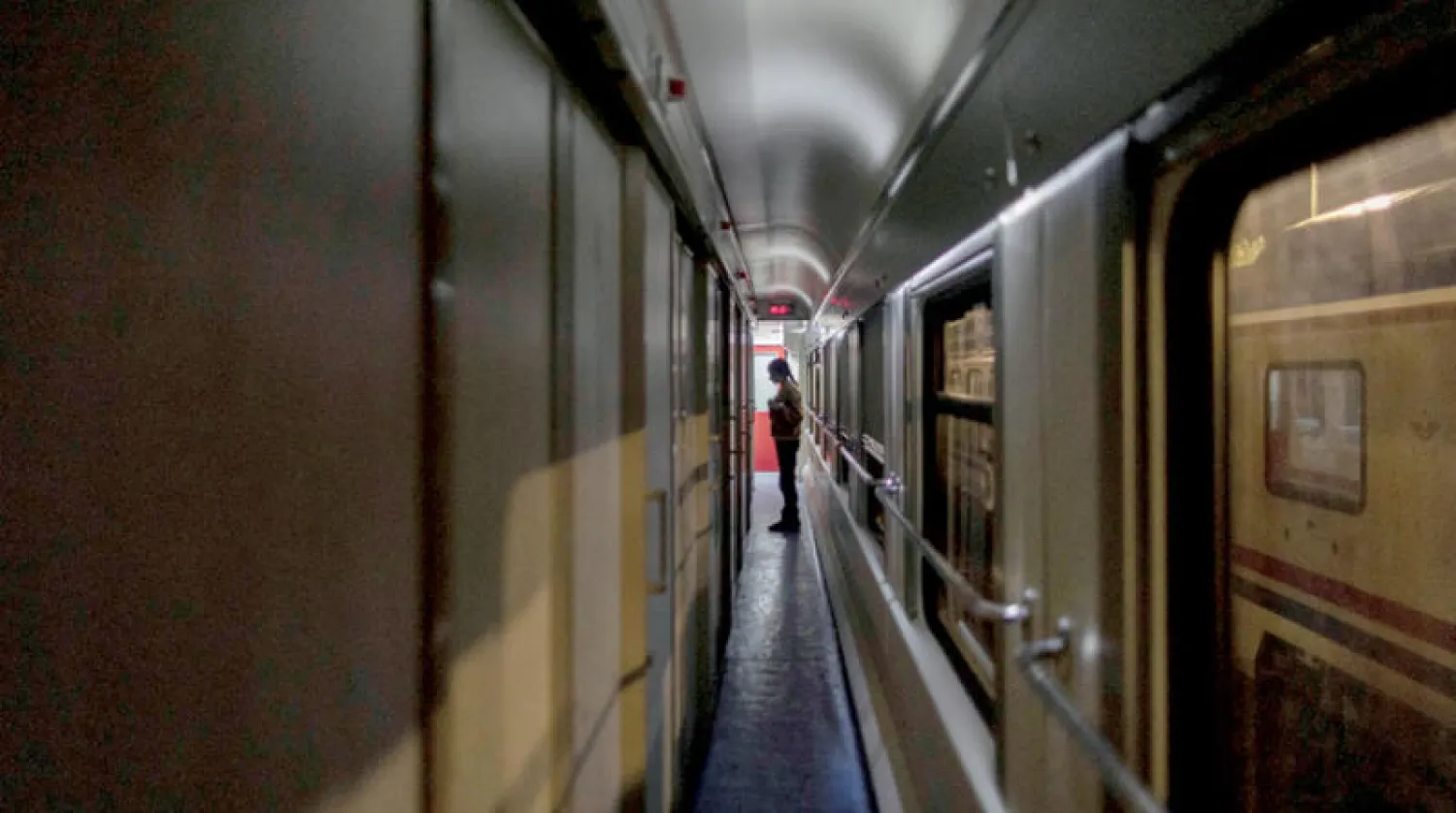 فتاة تركية ضمن مجموعة كبيرة تقيم في قطارات في محافظة إسكندرون عقب انهيار منازلهم في الزلزال المدمر الذي ضرب البلاد الشهر الماضي (رويترز)