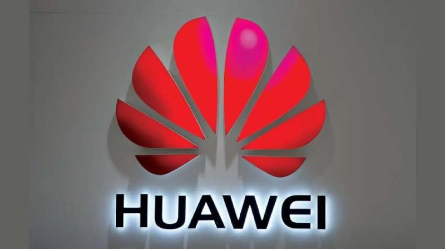 شعار «هواوي» الصينية التي كانت من بين أولى الشركات التي استهدفتها الإدارة الأميركية لدواعي الأمن القومي (أ.ب)