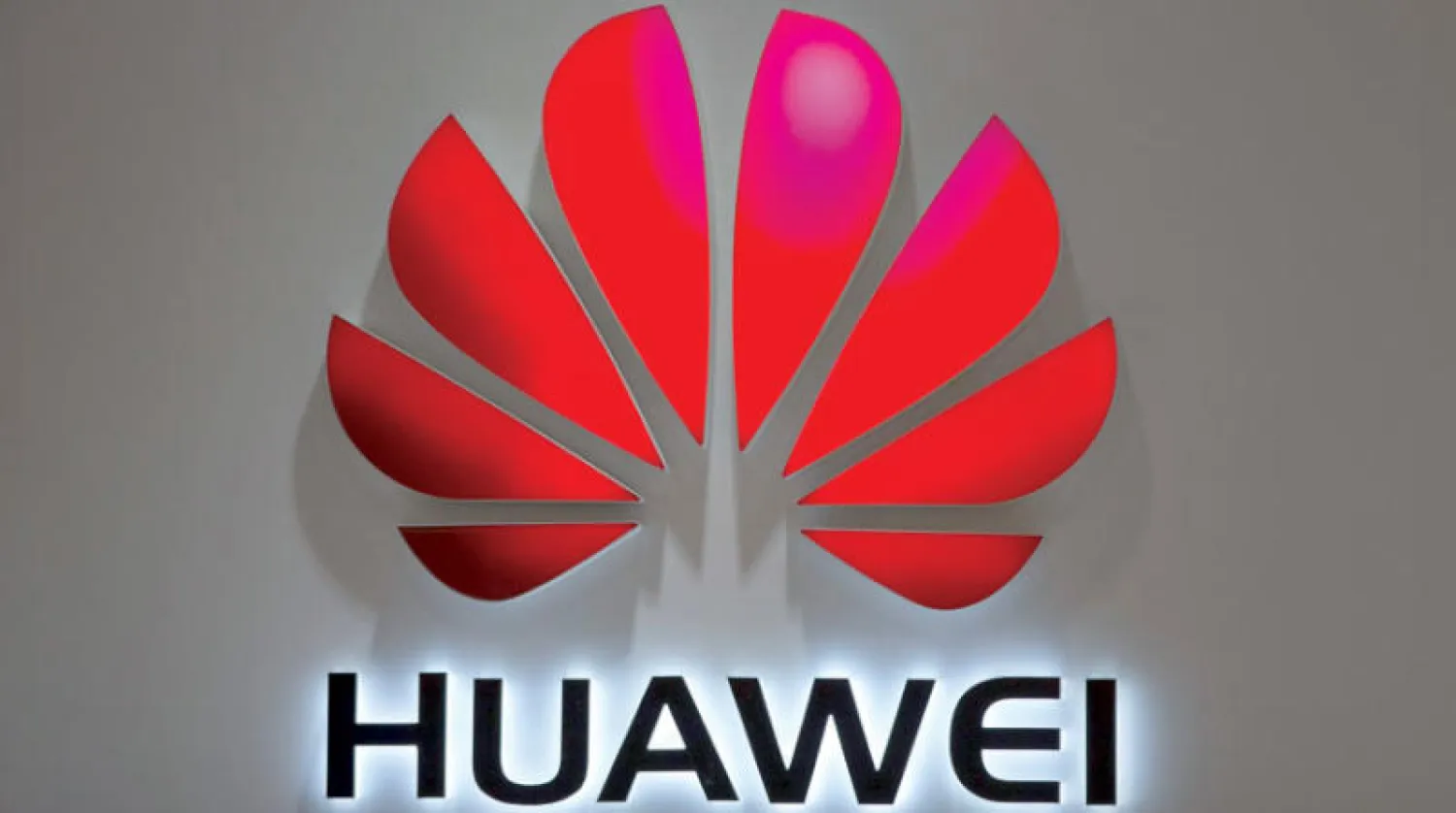 شعار «هواوي» الصينية التي كانت من بين أولى الشركات التي استهدفتها الإدارة الأميركية لدواعي الأمن القومي (أ.ب)