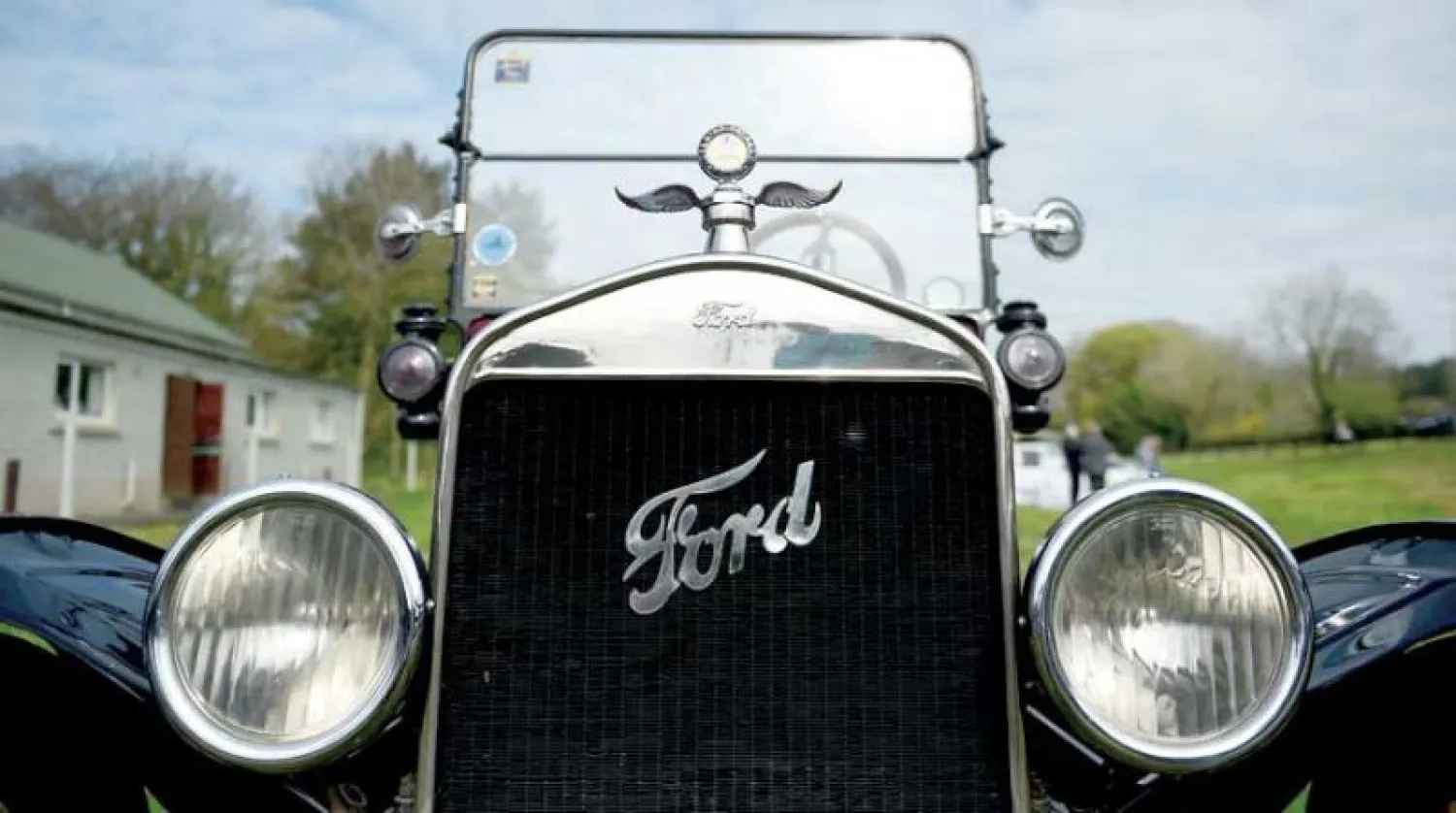 سيارة قديمة من طراز فورد «تي» معروضة بجوار منزل هنري فورد في آيرلندا (رويترز)