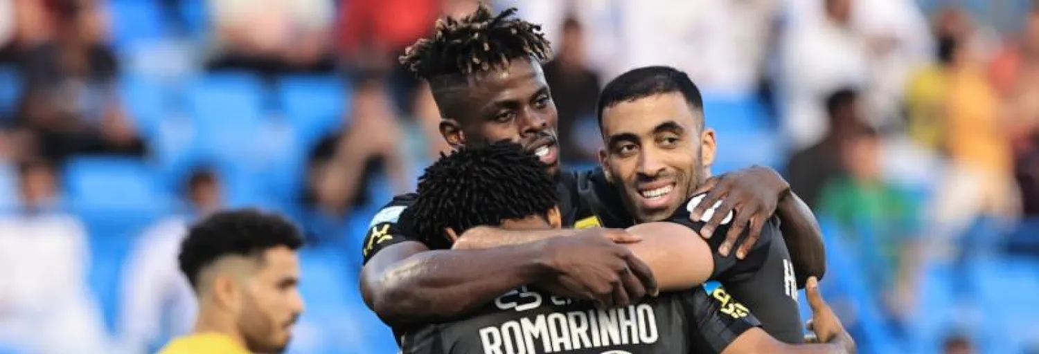 كمارا يحتفل مع حمد الله ورومارينهو بهدفه في مرمى الخليج (تصوير: عيسى الدبيسي)