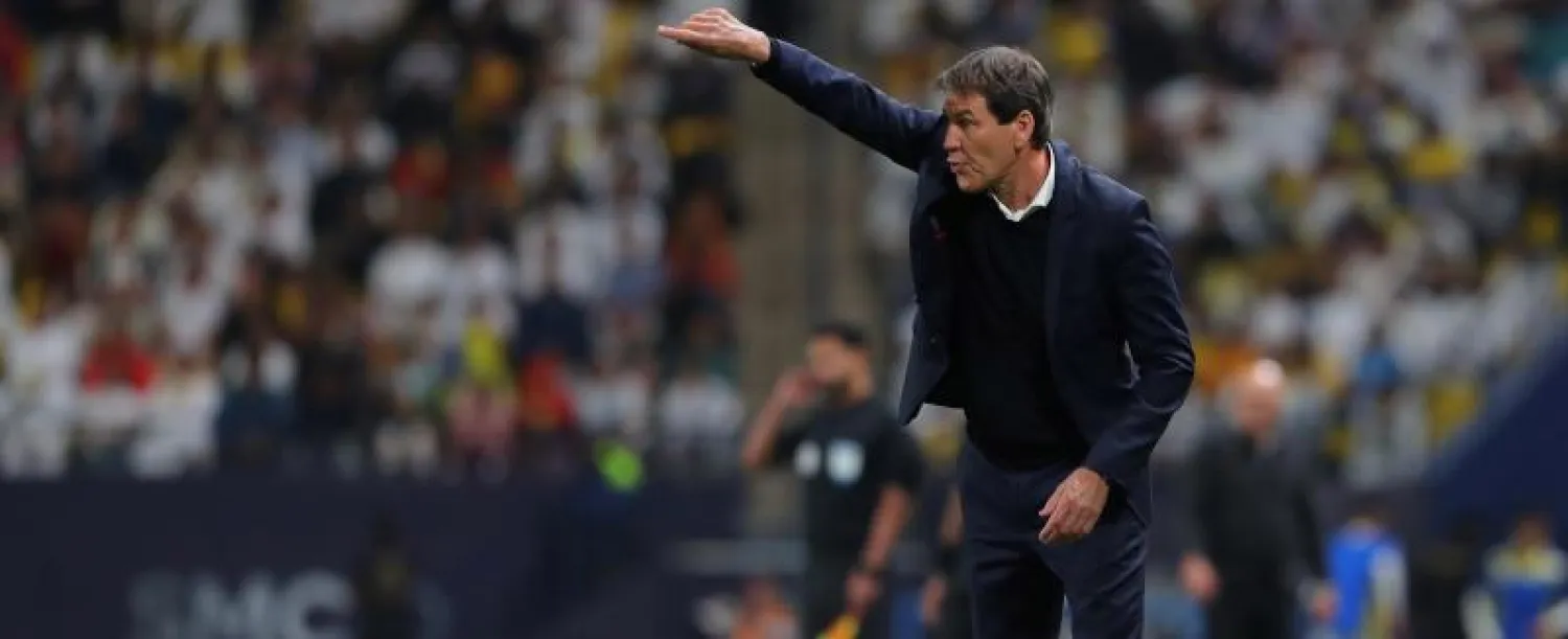 غارسيا يوجه لاعبيه خلال المباراة (تصوير: عبد العزيز النومان)