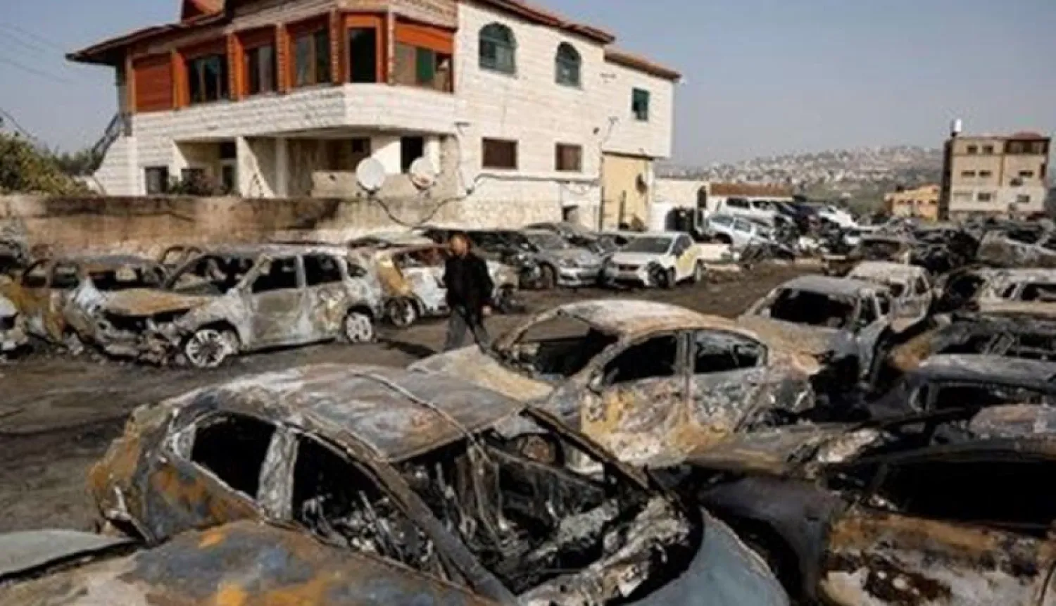 قرية حوارة في الضفة الغربية بعد هجوم مستوطنين (أ.ف.ب)