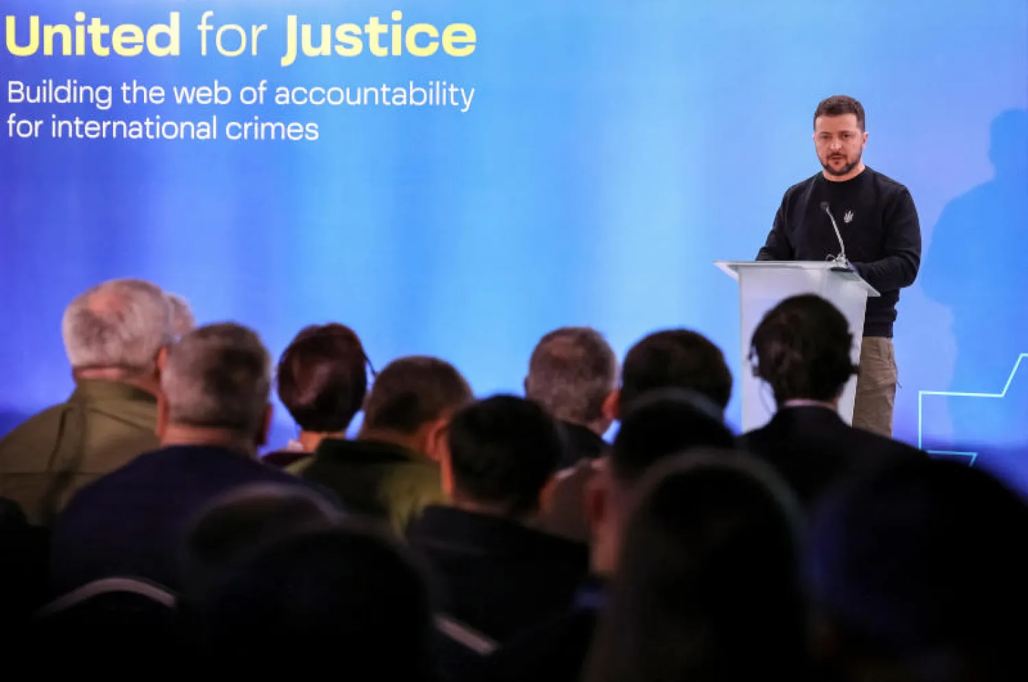 الرئيس الأوكراني فولوديمير زيلينسكي يتحدث في مؤتمر لفيف (رويترز)