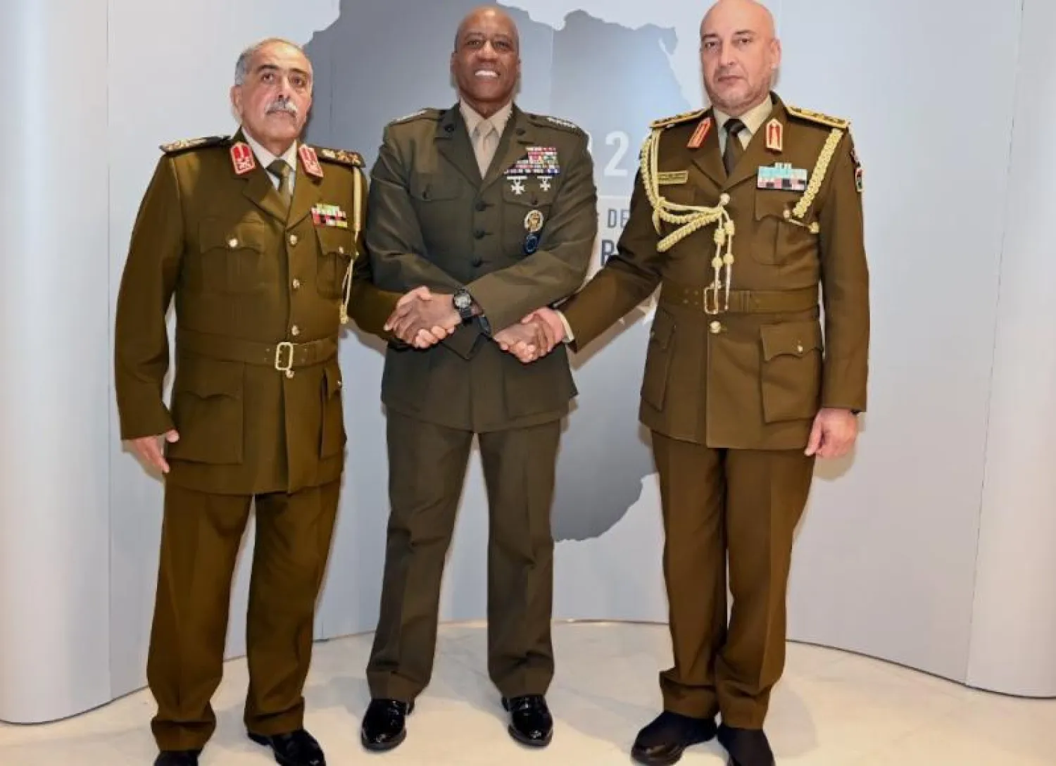 الحداد والناظوري يتوسطهما قائد «أفريكوم» في روما (السفارة الأميركية)