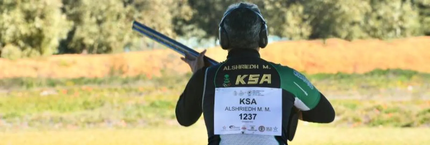 أحد لاعبي أخضر الرماية خلال التدريبات (الشرق الأوسط)
