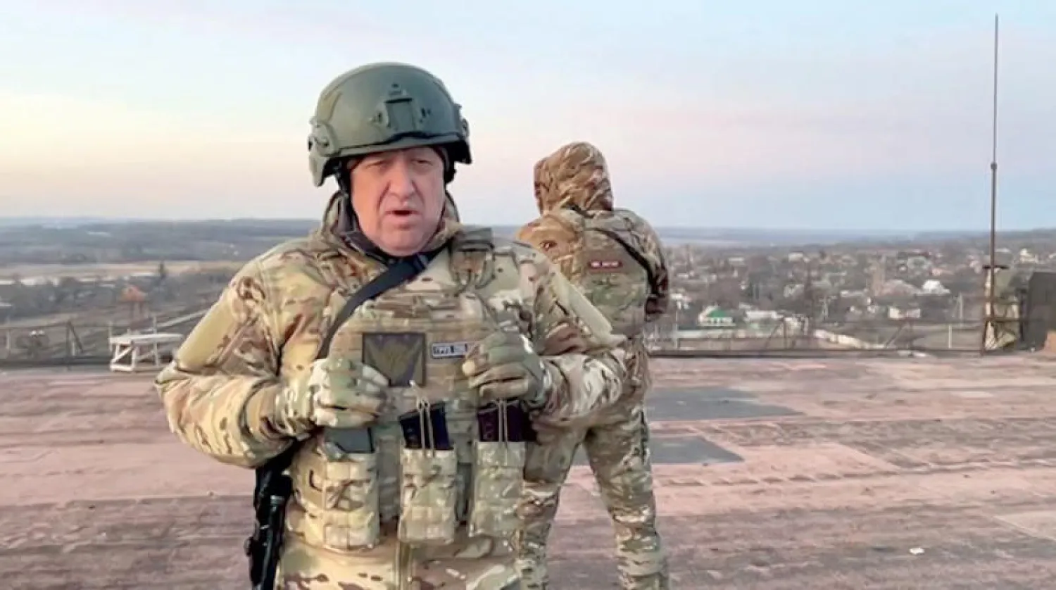 يفغيني بريغوجين رئيس مجموعة «فاغنر» الخاصة في مقطع بالزي العسكري  يدعي من مكان غير محدد في باخموت محاصرة المدينة بالكامل ويطالب كييف بسحب قواتها (أ.ف.ب)