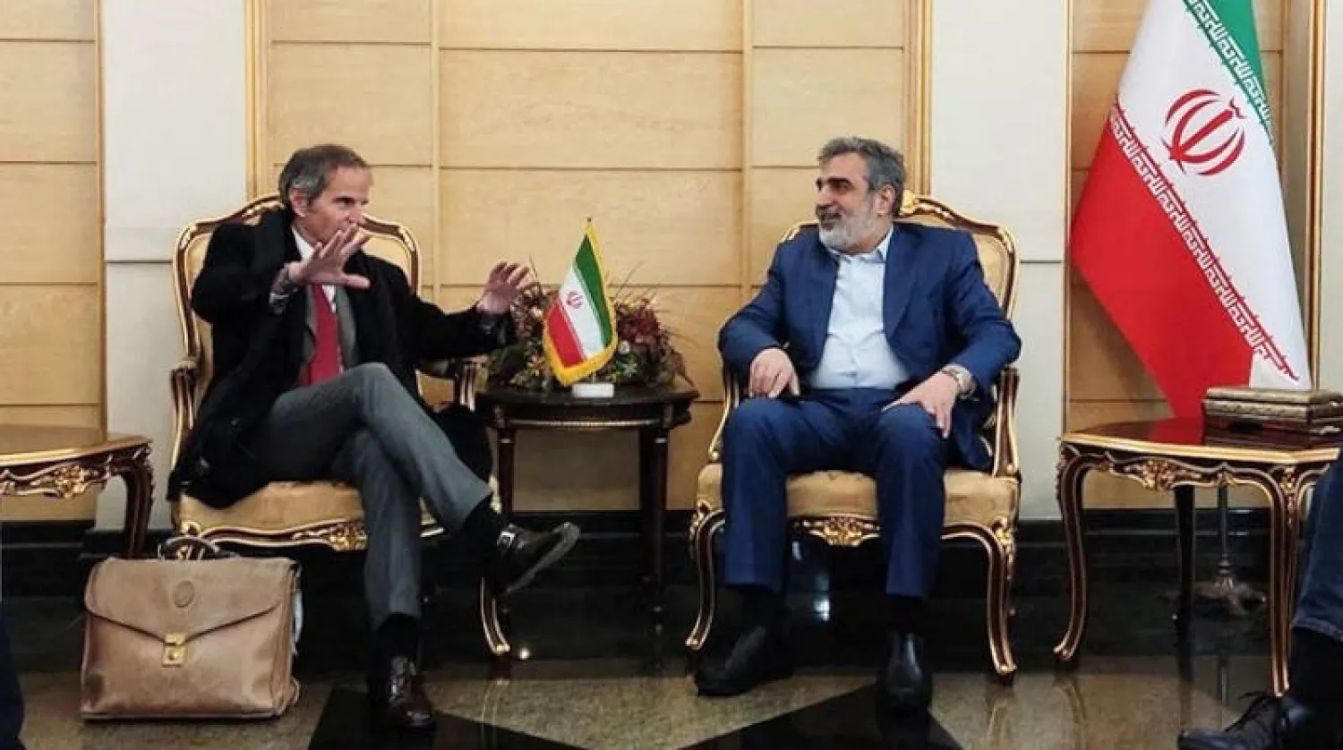 بهروز كمالوندي (يمين) لدى استقباله رفايل غروسي في طهران أمس (رويترز)