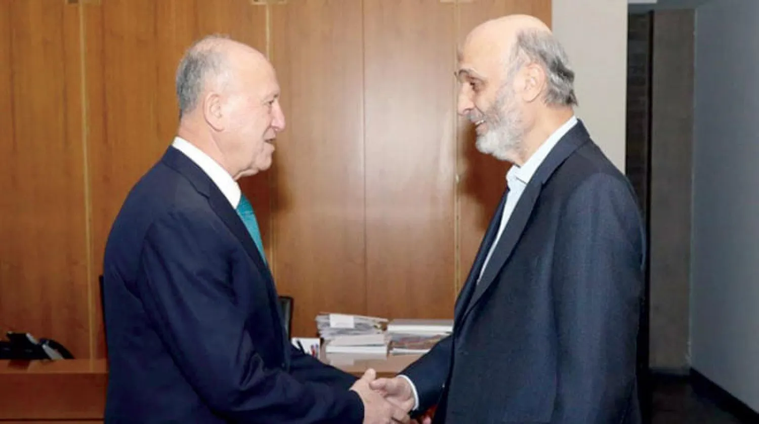 رئيس حزب «القوات» سمير جعجع مستقبلاً النائب أشرف ريفي أمس (موقع «القوات»)