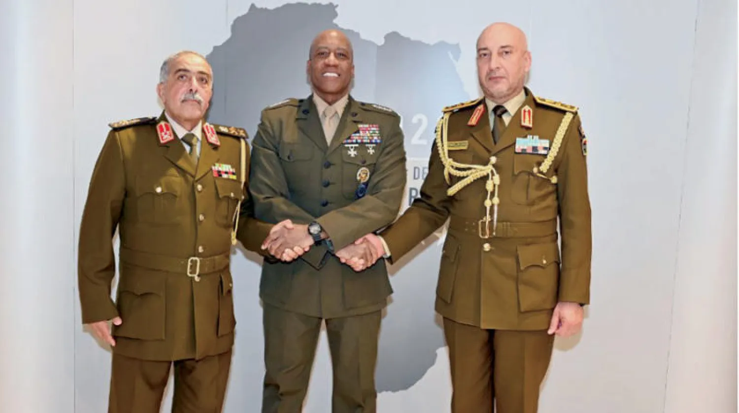 الحداد والناظوري يتوسطهما قائد «أفريكوم» في روما (السفارة الأميركية)