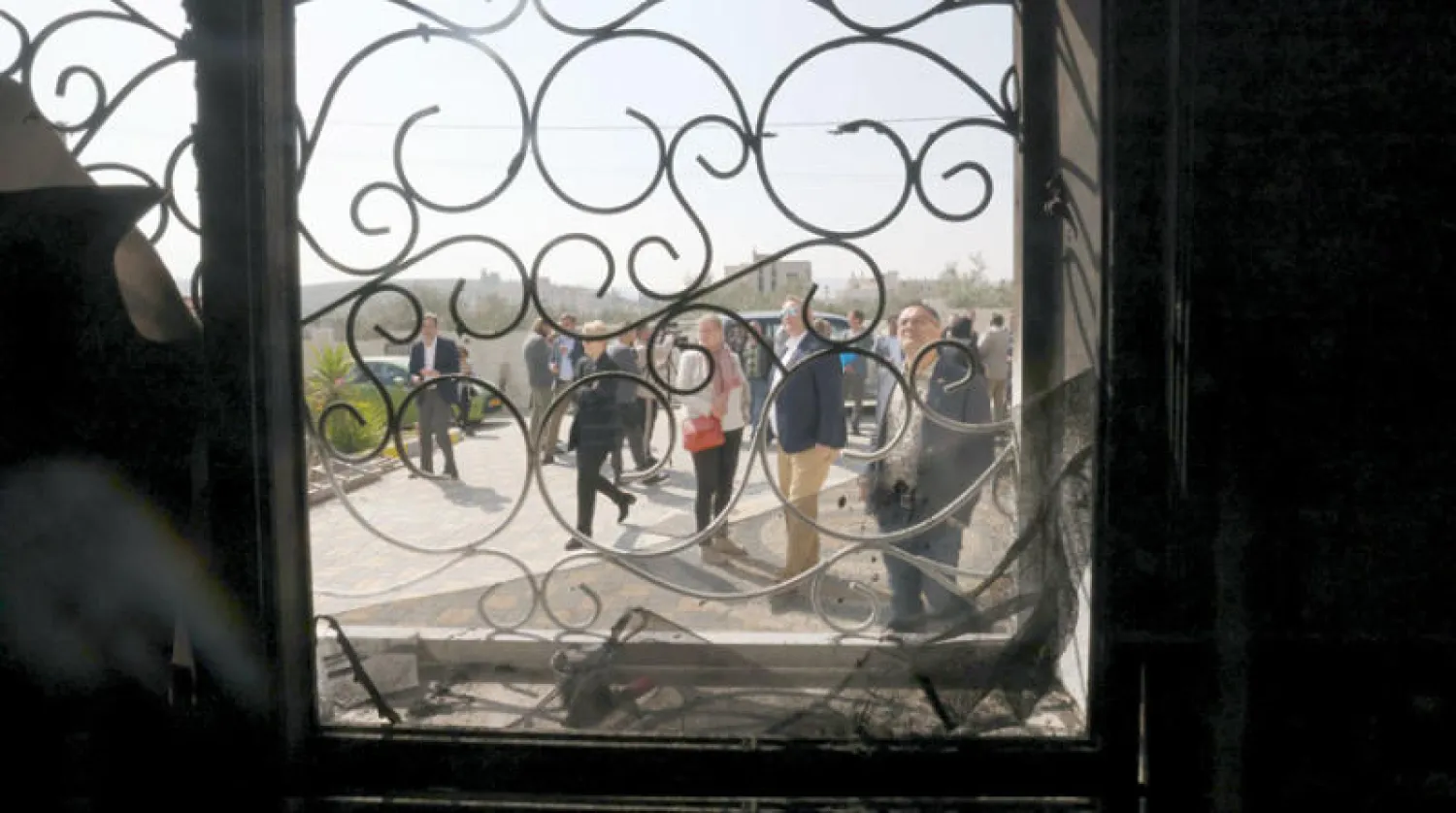 الوفد الأوروبي يتفقد أمس منزلاً خربه مستوطنون متطرفون في حوارة (إ.ب.أ)