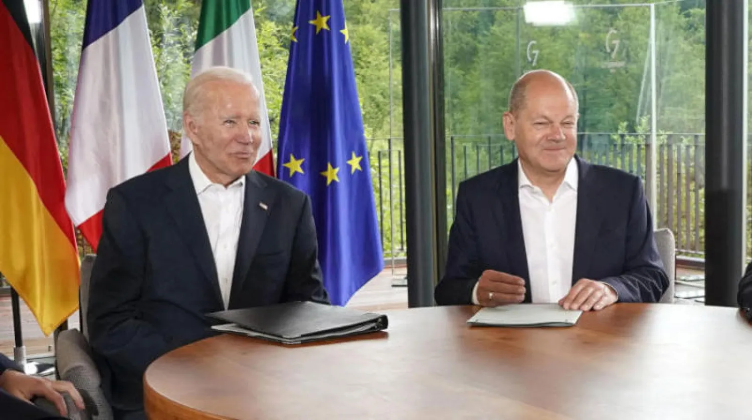 المستشار الألماني والرئيس الأميركي خلال لقاء في غارميش - بارتنكيرشن بألمانيا يوم 28 يونيو الماضي (أ.ب)