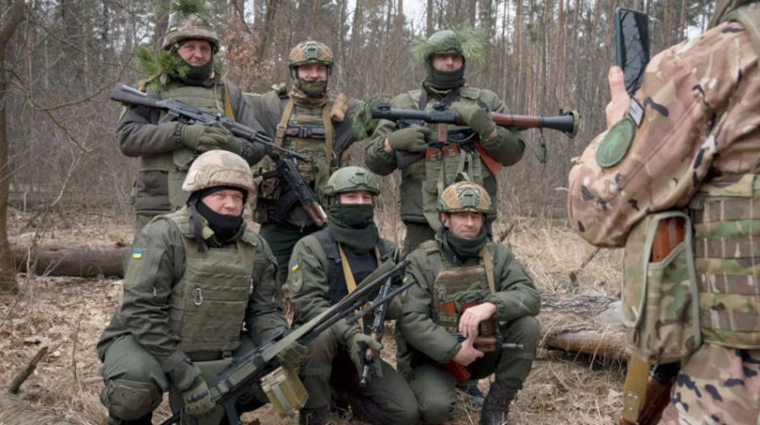 جنود أوكرانيون خلال تدريبات في منطقة العاصمة أمس الجمعة (أ.ب)